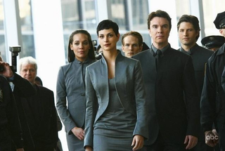 Illustration for article titled Alan Tudyk Leads The Human Resistance Against Ridiculous Alien Cleavage, In New V Stills
